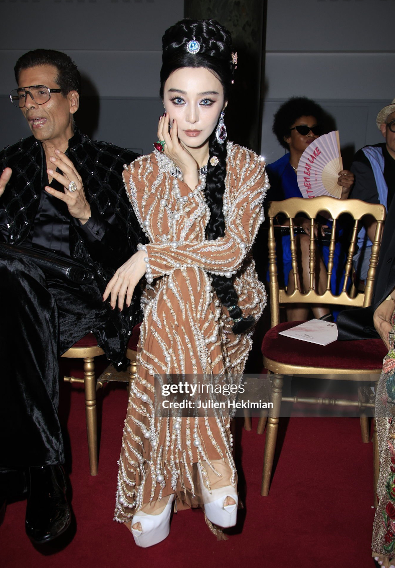 Dù vậy so với layout makeup tại show Georges Hobeika, màn xuất hiện này của Phạm Băng Băng có thể được đánh giá cao hơn.