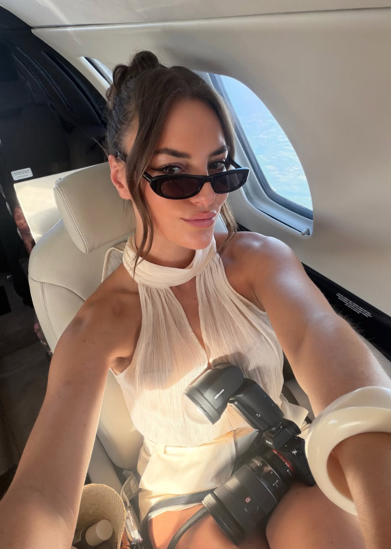 Nữ nhiếp ảnh gia khiến 1,4 triệu người thích thú khi vừa xách Birkin vừa tác nghiệp, đi chụp show mà mặc đẹp như khách mời