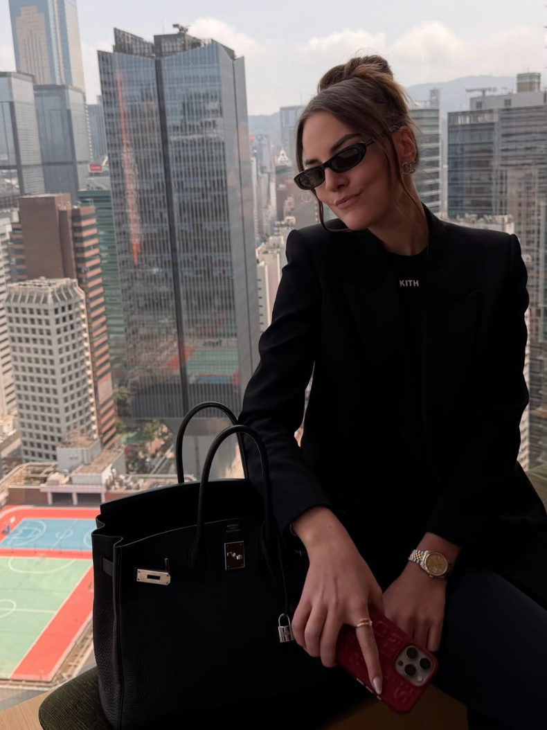 Nữ nhiếp ảnh gia khiến 1,4 triệu người thích thú khi vừa xách Birkin vừa tác nghiệp, đi chụp show mà mặc đẹp như khách mời