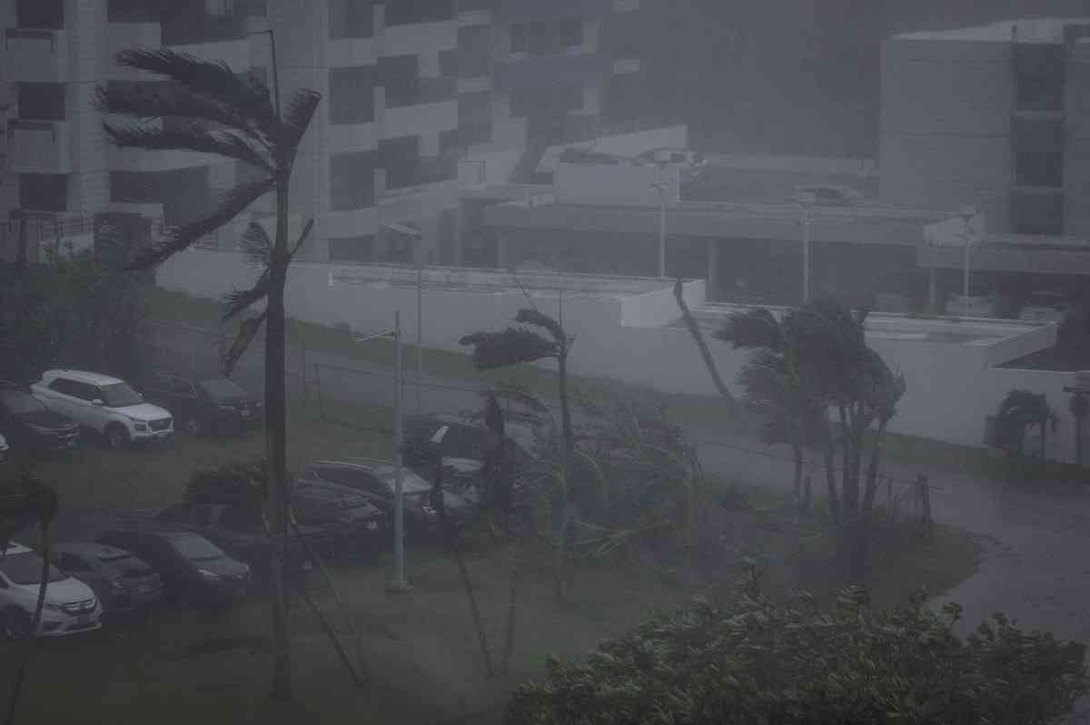 Ngày 6 tháng 7 năm 2026, siêu bão Bavi mang theo gió mạnh đến Guam. Ảnh: Yuichi Yamazaki/AFP via Getty Images