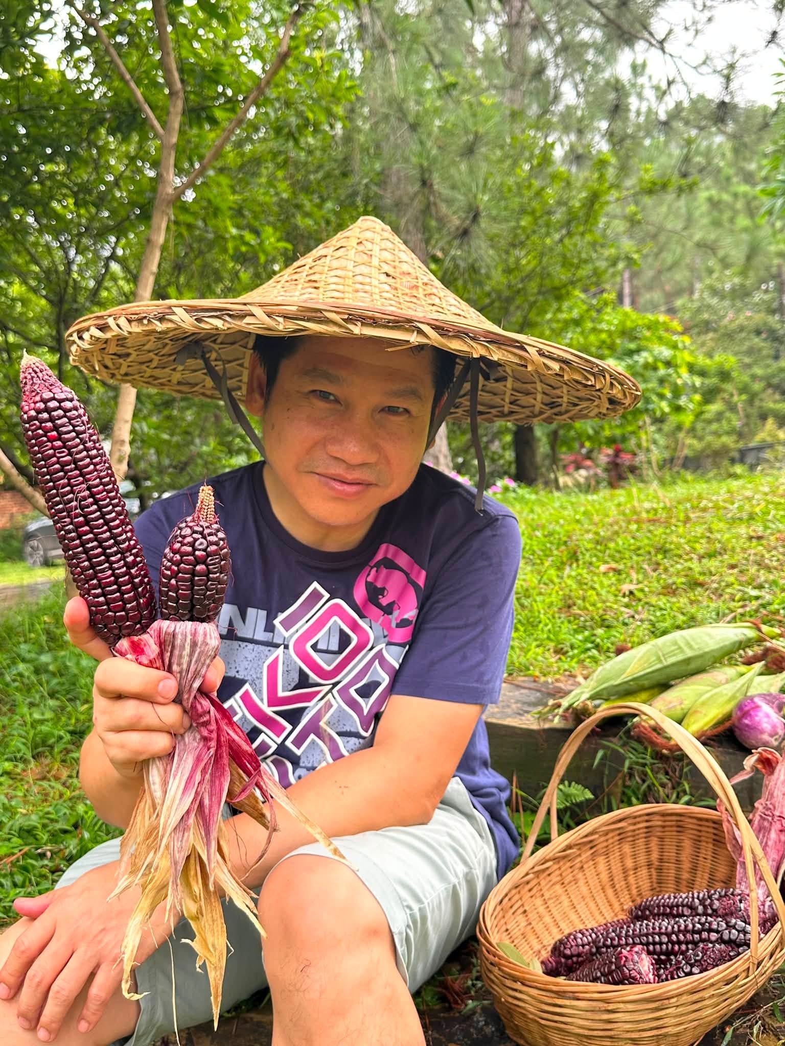 Trọng Tấn hào hứng khoe những bắp ngô nếp tím vừa thu hoạch tại vườn nhà, nổi bật với màu sắc bắt mắt và từng hạt ngô đều đẹp như