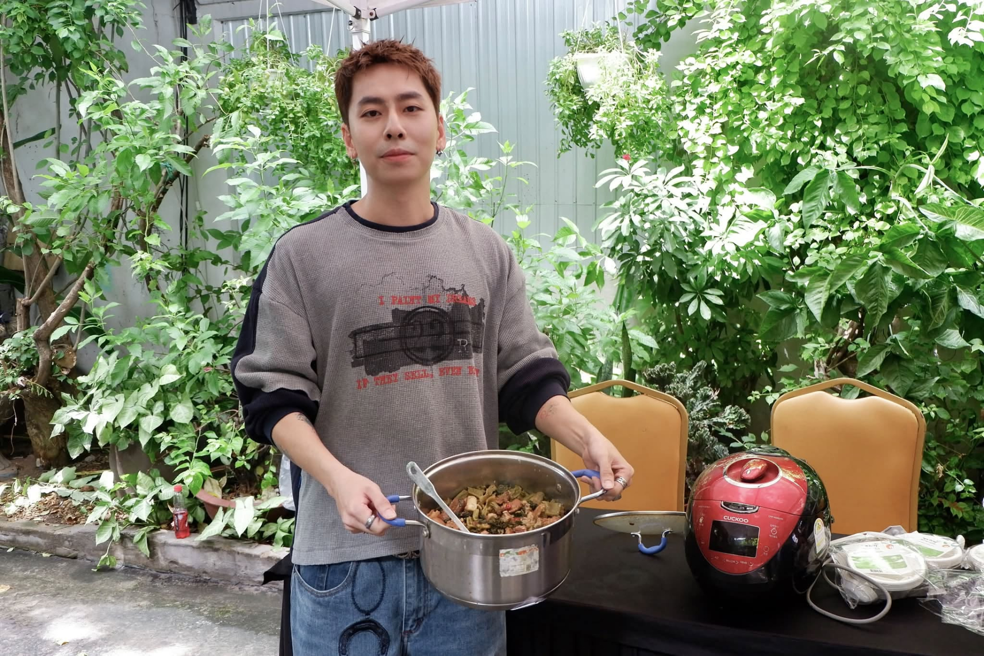 OSAD được chú ý vì mang thịt kho tặng người hâm mộ