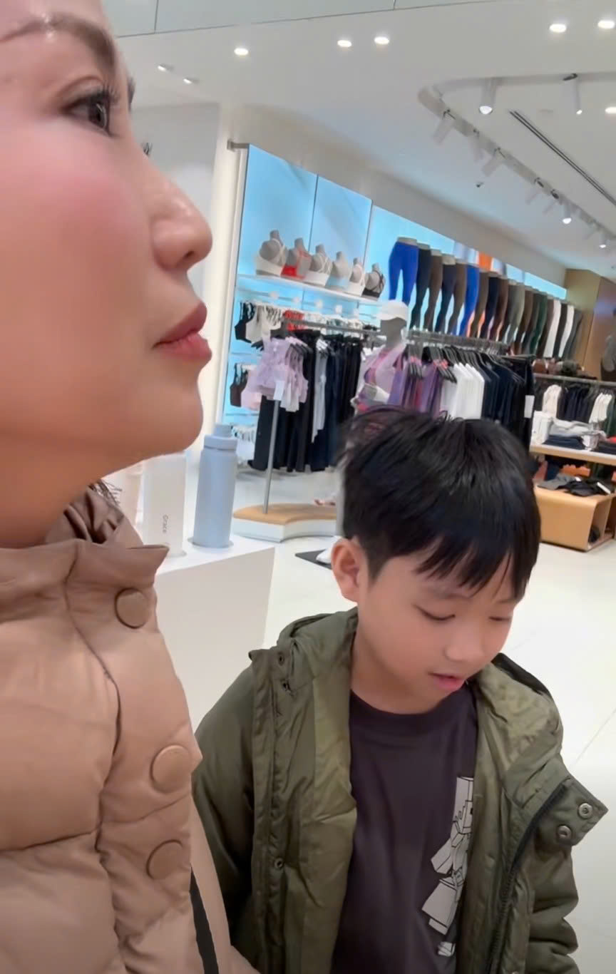 Nhóc tỳ này đã gợi ý mẹ cách xin xỏ ba Trí Rùa khi muốn mua đồ. Nguồn: FBNV