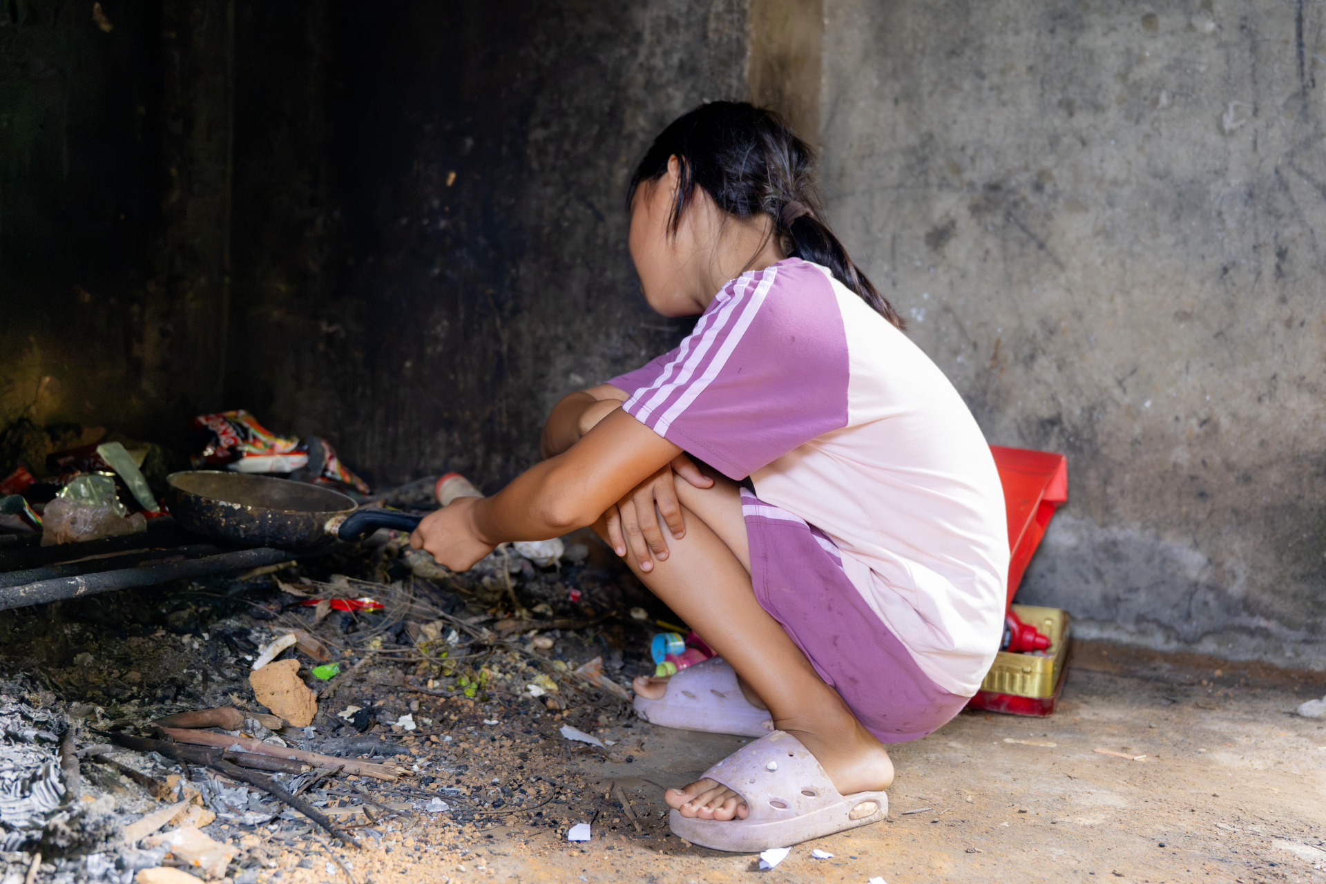 Xót xa hoàn cảnh của một gia đình ở Phú Thọ: Cha bại liệt sau tai nạn, mẹ bỏ đi, 5 đứa trẻ mịt mờ tương lai