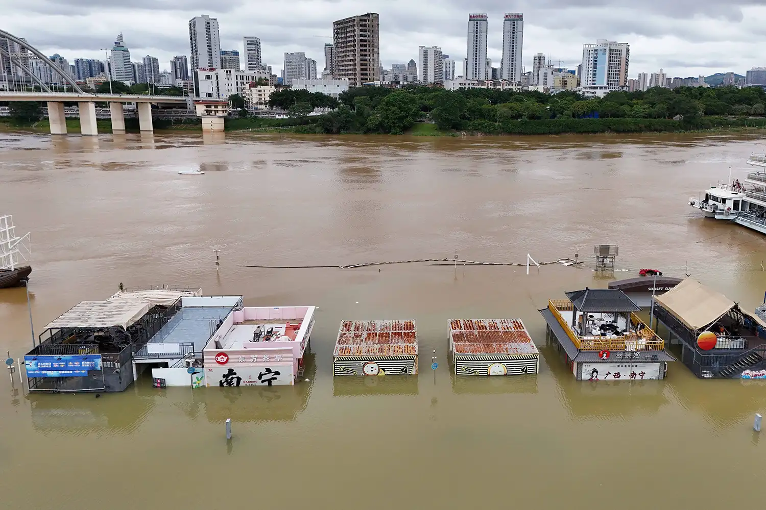 Một công viên ven sông bị ngập lụt nghiêm trọng do trận lũ quét gây ra bởi cơn bão Maysak vào ngày 7 tháng 7.
