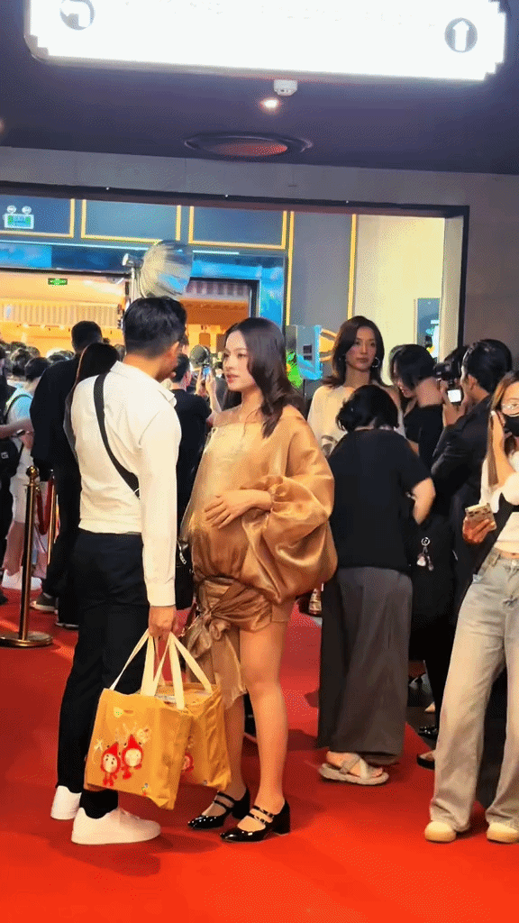 Mỹ nhân mang song thai vẫn đẹp 'phát sáng': Chỉ nhờ 1 kiểu váy mà vừa sang, vừa khéo giấu bụng, mẹ bầu nên học ngay