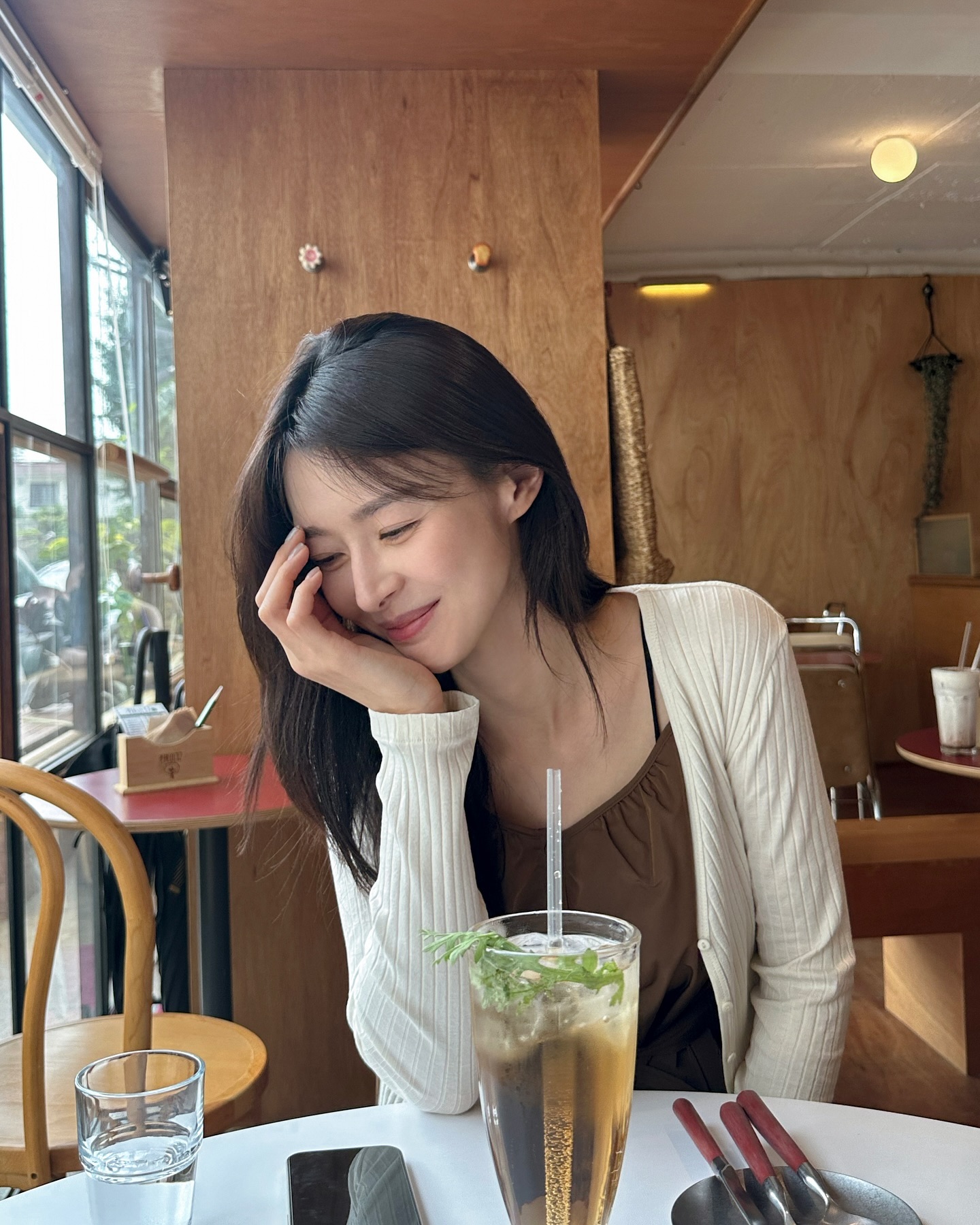 Tình tin đồn của Lee Jong Suk từng khoe body cực phẩm trên đường phố Việt Nam, visual khiến ai đứng cạnh cũng dễ bị lu mờ