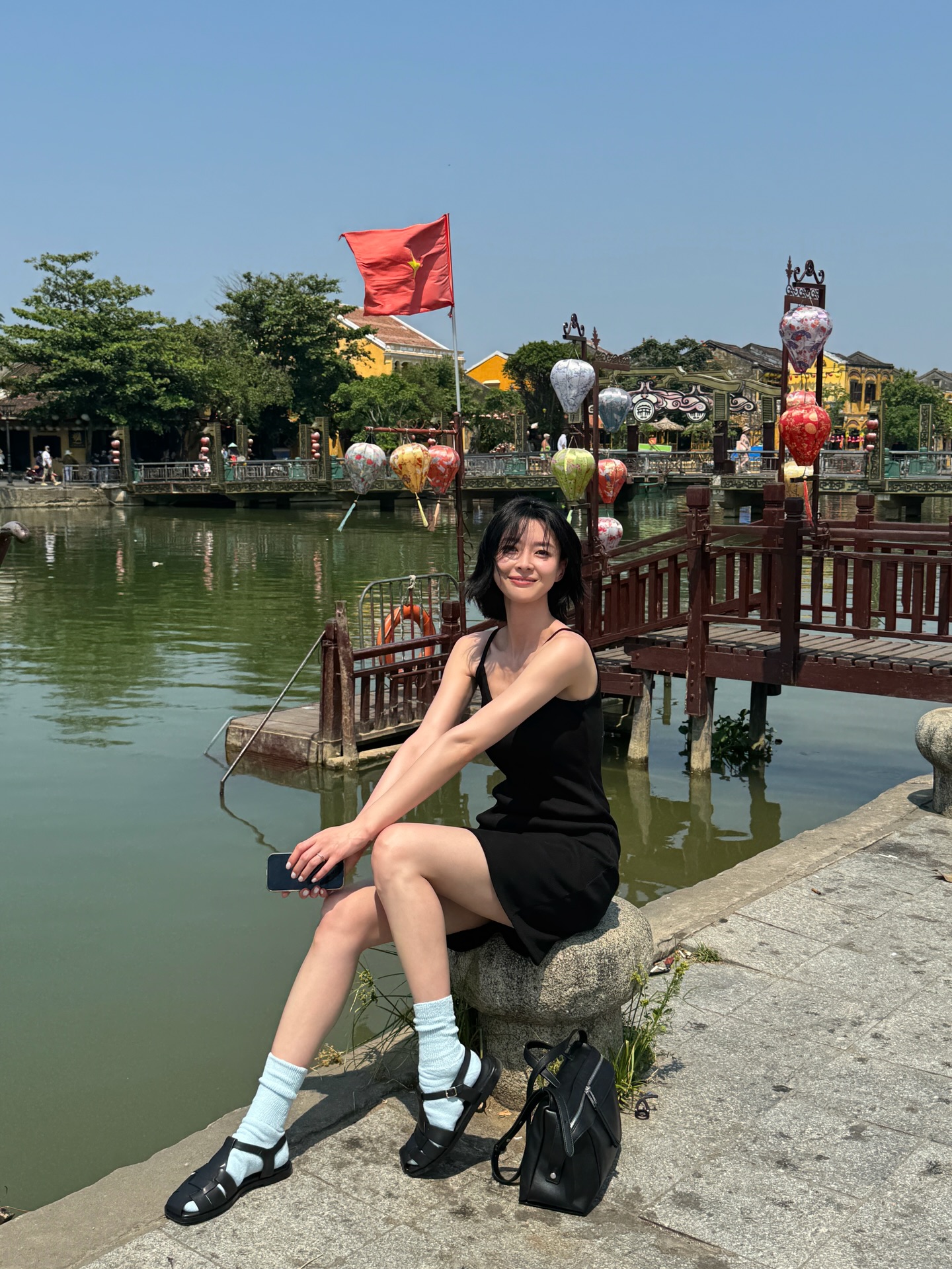 Kwon Nara khoe đôi chân dài miên man khi đi du lịch Hội An.