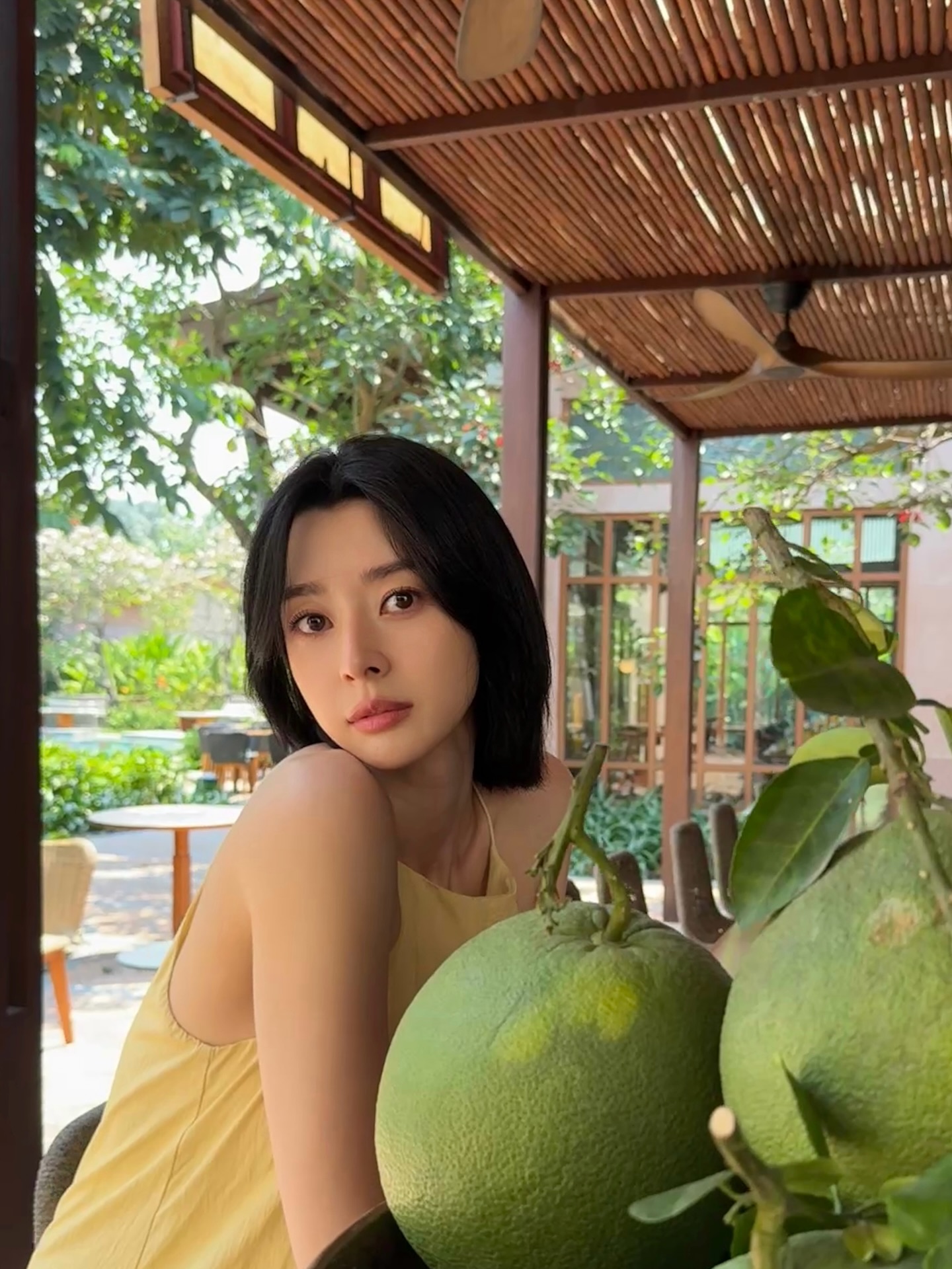 Tình tin đồn của Lee Jong Suk từng khoe body cực phẩm trên đường phố Việt Nam, visual khiến ai đứng cạnh cũng dễ bị lu mờ