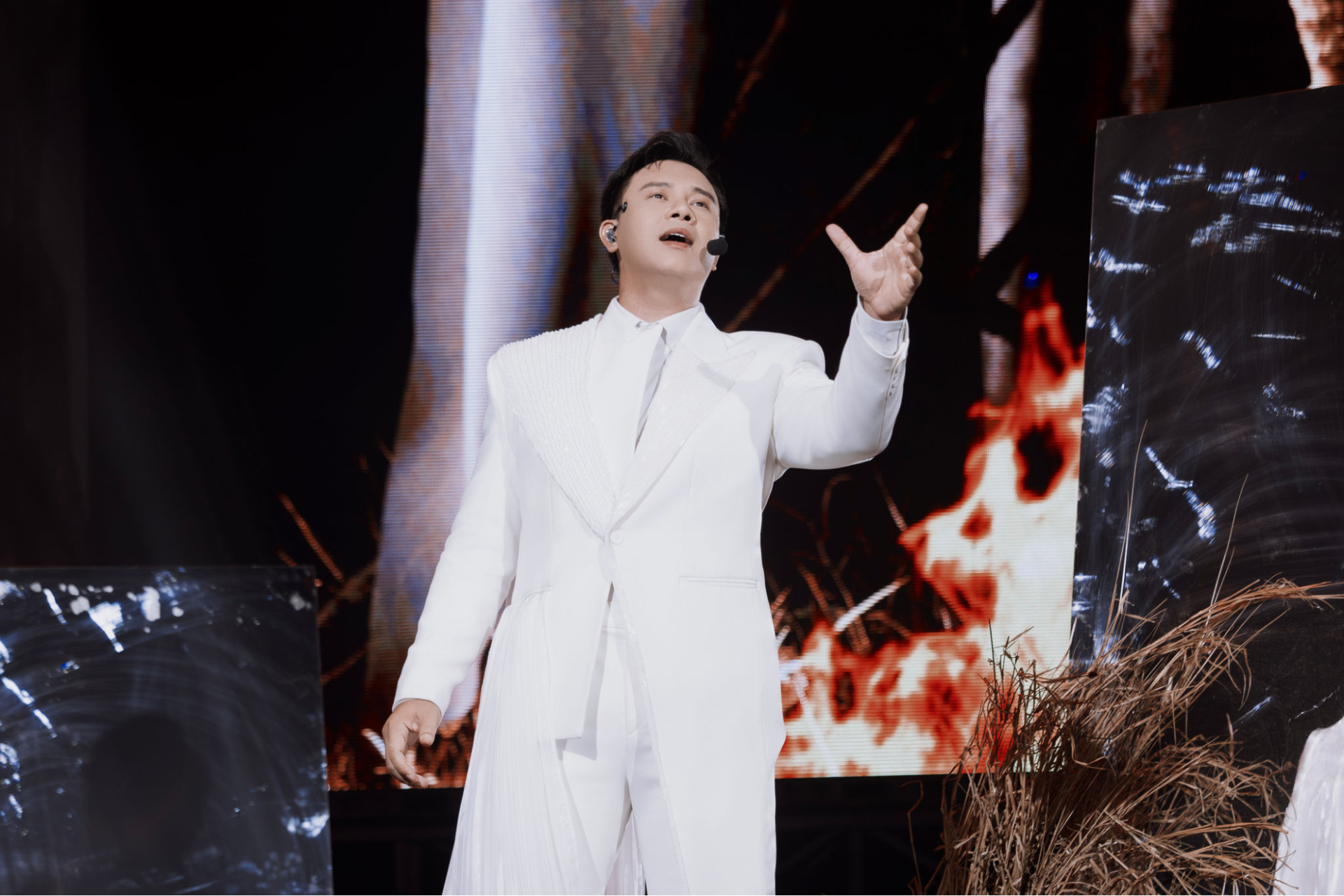 Đông Hùng hóa anh “cán bộ” được nhiều khán giả quan tâm khi tham gia Anh Trai Vượt Ngàn Chông Gai