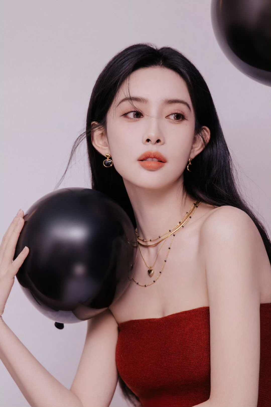Nói về một màu thì mỹ nhân này vô địch showbiz: Makeup “4000 phim như 1”, đến miếng độn vai cũng dùng đi dùng lại