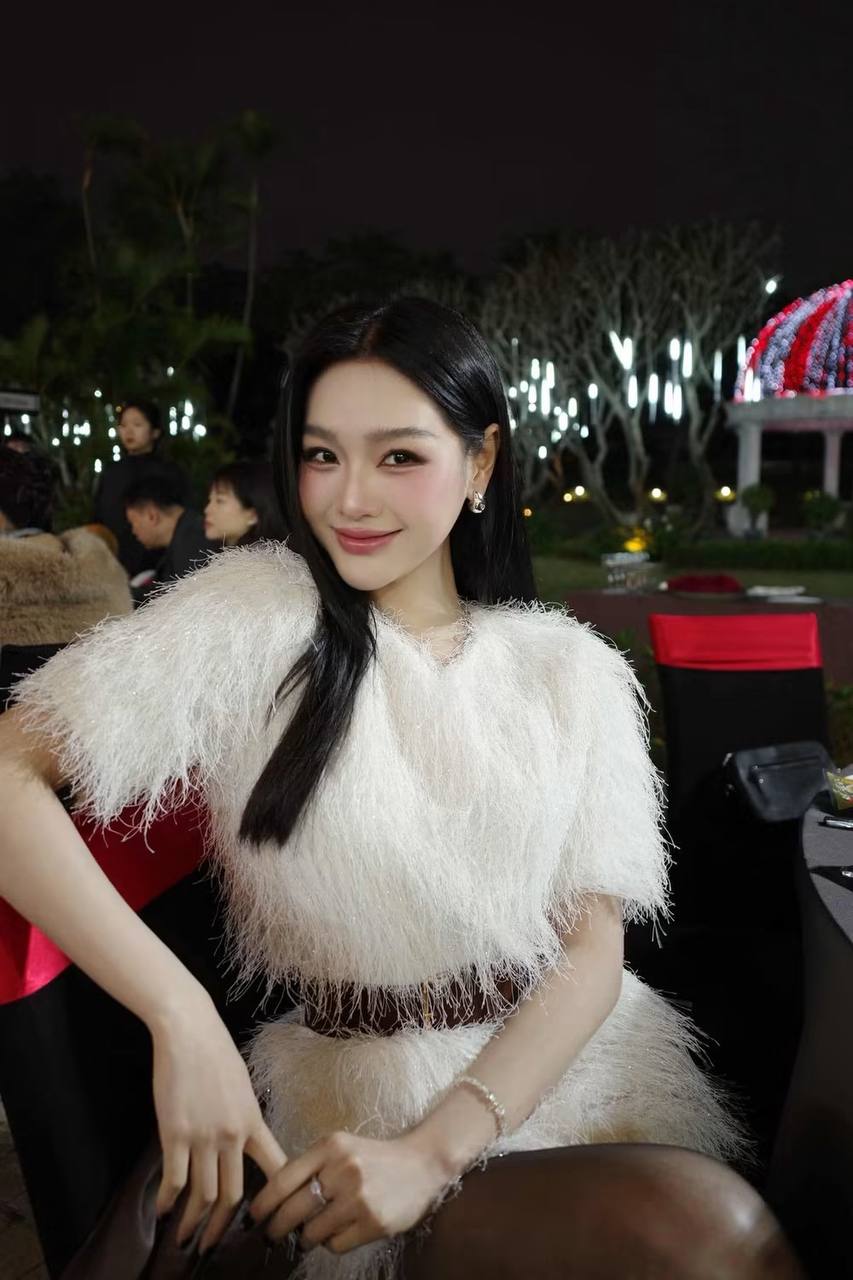 Vẻ đẹp quyến rũ, sắc sảo của Cù Thị Trà.