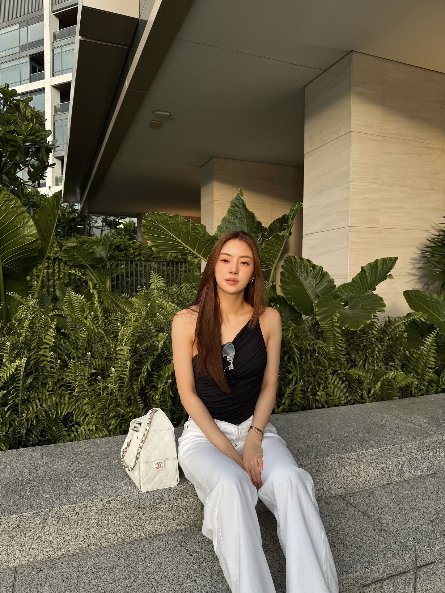 Tiểu thư xứ Chùa Vàng gây sốt với nhan sắc