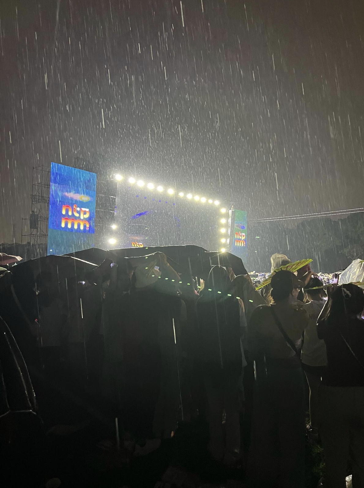 Show có MCK bất ổn trước giờ G: Khán giả lo lắng tái diễn “kiếp nạn” mưa giông, hụt hẫng vì BTC
