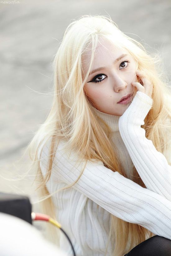Từ tóc đỏ, tóc vàng đến mái tóc đen dài, Krystal hiếm khi bị tạo hình “dìm”, nhờ gương mặt sắc sảo, ánh mắt lạnh
