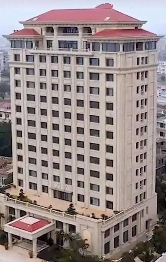 Độc lạ pháp sư Trung Hoa: Cả dòng họ 4 thế hệ gom đất xây chung cư 15 tầng, 100 người cùng nhau chung sống