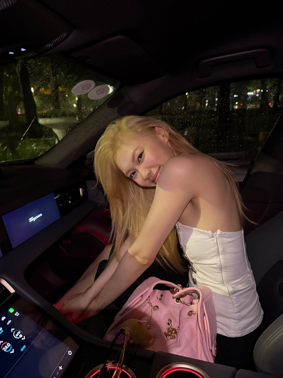 Mỹ nữ 25 tuổi ngồi trong Porsche: Nhan sắc ngọt ngào cuốn hút, là 