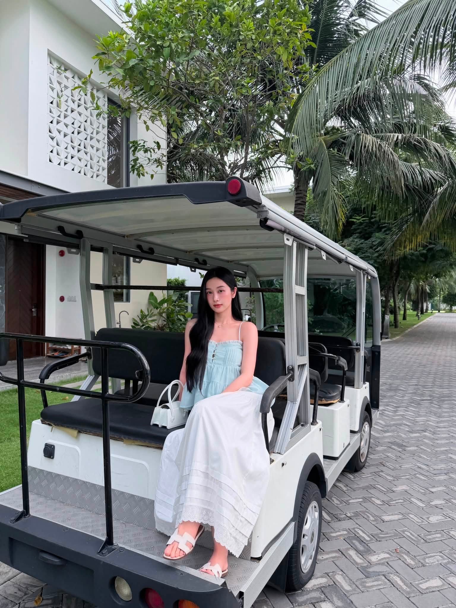 Mỹ nhân U35 visual như búp bê sống, mặc đẹp không trượt một phát nào
