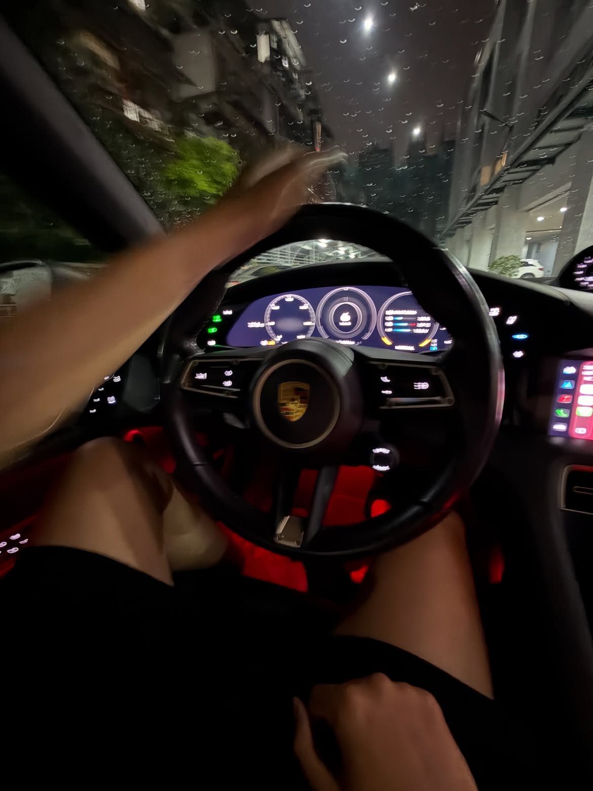 Mỹ nữ 25 tuổi ngồi trong Porsche: Nhan sắc ngọt ngào cuốn hút, là 