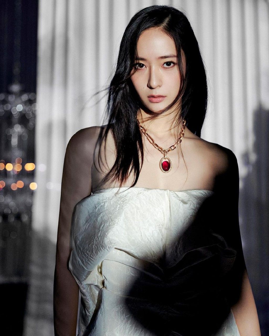 Ở tuổi 31, Krystal bớt đi vẻ nổi loạn của một nữ idol tuổi teen, thay bằng khí chất điềm tĩnh và trưởng thành hơn.