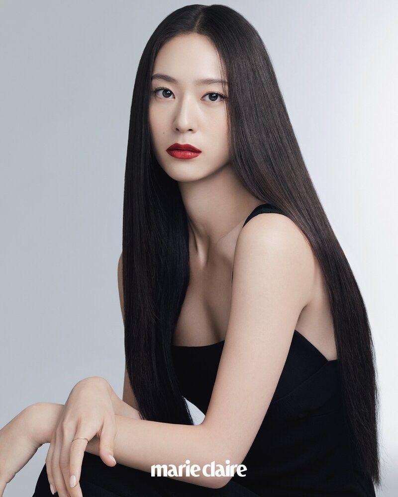 Krystal trở thành chủ đề được bàn luận trên một diễn đàn tại Hàn Quốc sau khi loạt ảnh thời còn hoạt động cùng f(x) được chia sẻ lại