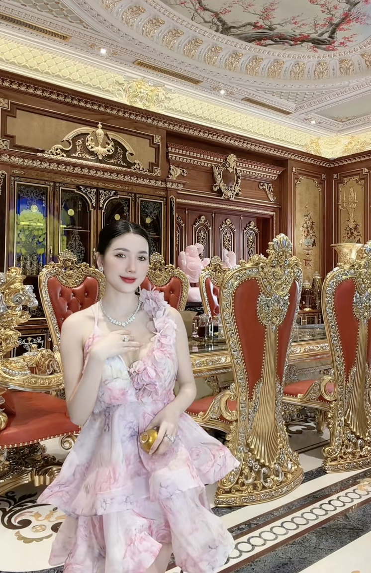 Hiện tại, Ngân Collagen vẫn thường xuyên chia sẻ hình ảnh cuộc sống bên trong căn biệt thự