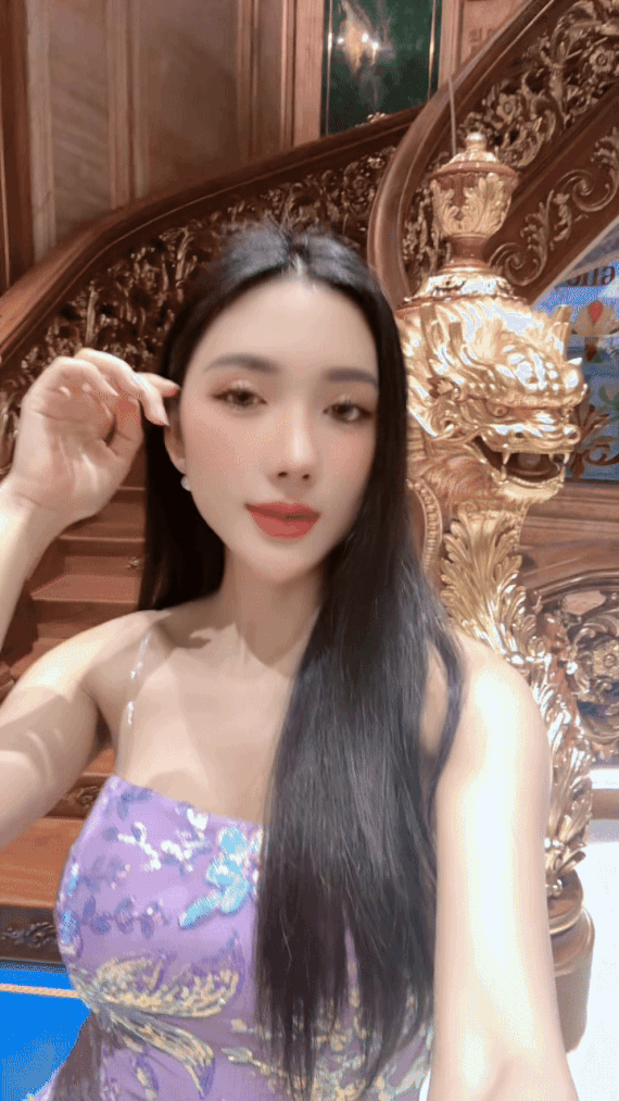 Ngân Collagen thường xuyên livestream, quay clip tại tòa lâu đài của mình