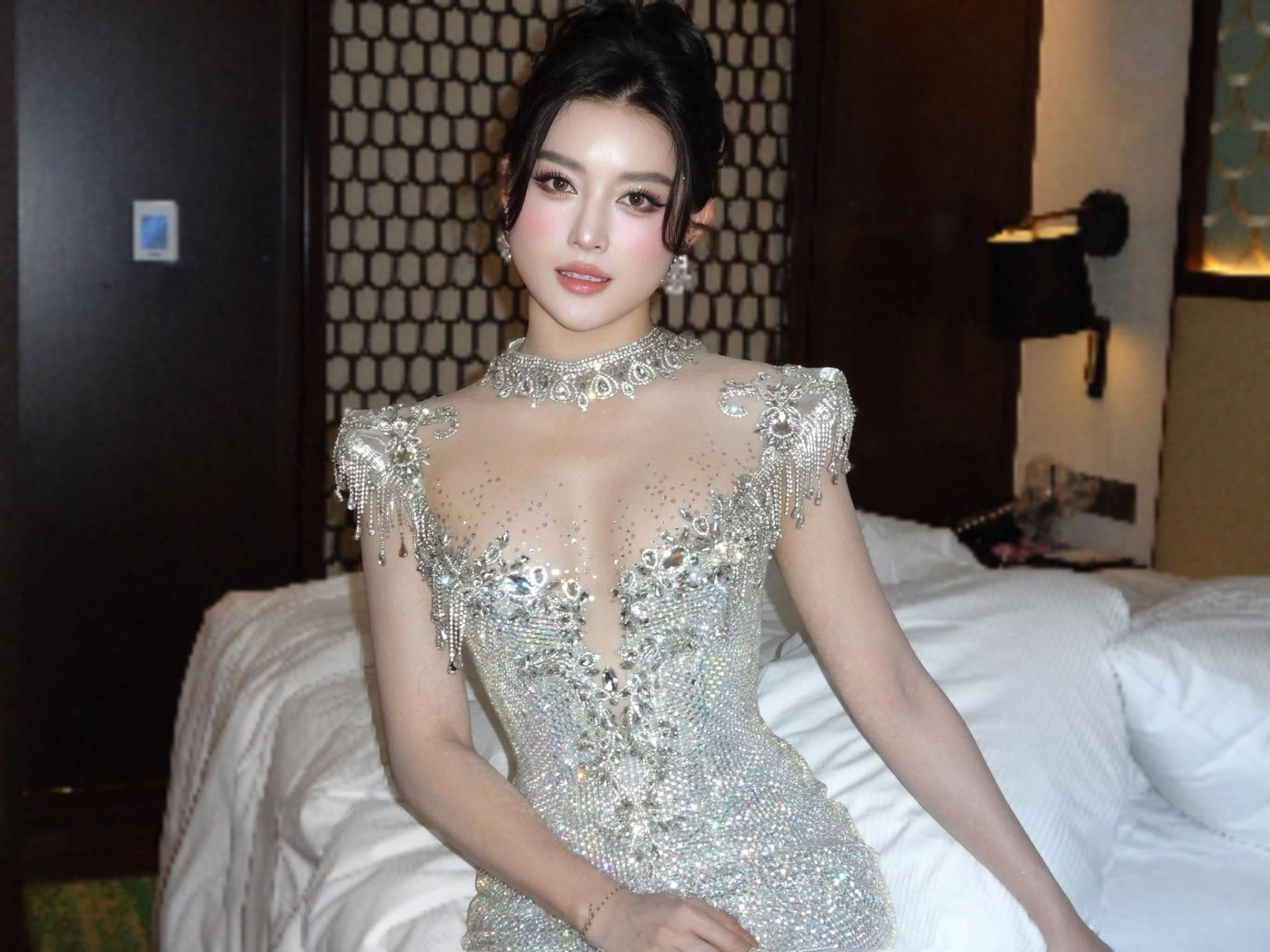 Không chỉ truyền thông, cộng đồng mạng Trung Quốc cũng dành nhiều lời khen cho Á hậu Việt Nam. Ảnh: Tổng hợp