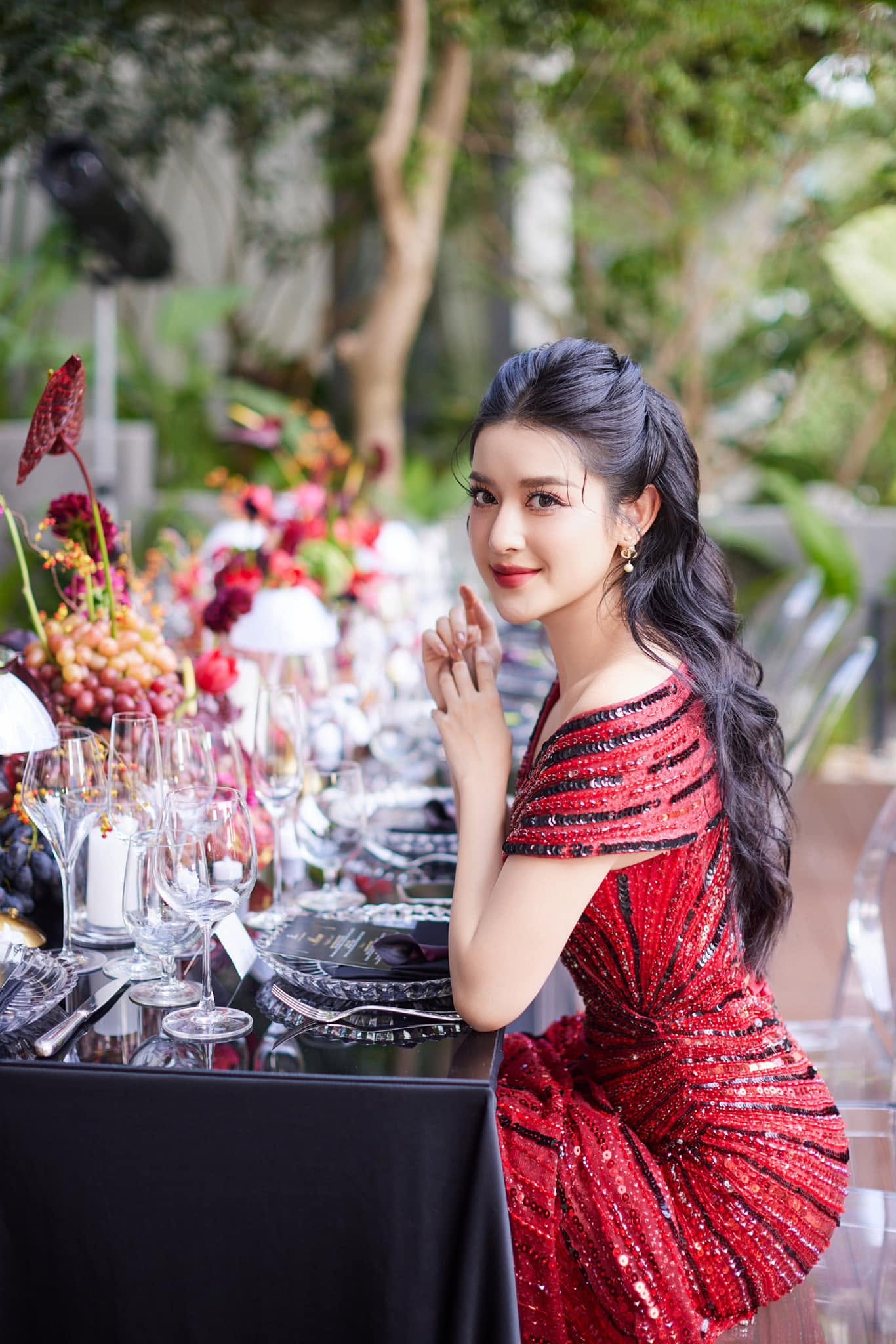 Huyền My sở hữu đường nét thanh tú, sống mũi cao, đôi mắt sắc sảo cùng thần thái sang trọng, kết hợp hài hòa giữa vẻ đẹp dịu dàng và hiện đại. Ảnh: Tổng hợp