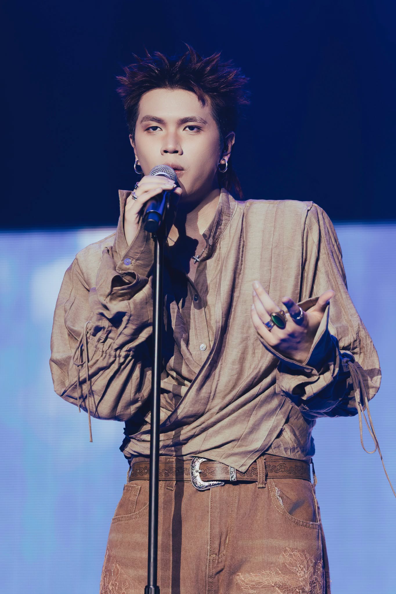 It’s CHARLES. được biết đến với vai trò ca sĩ, nhạc sĩ, theo đuổi R&B và soul