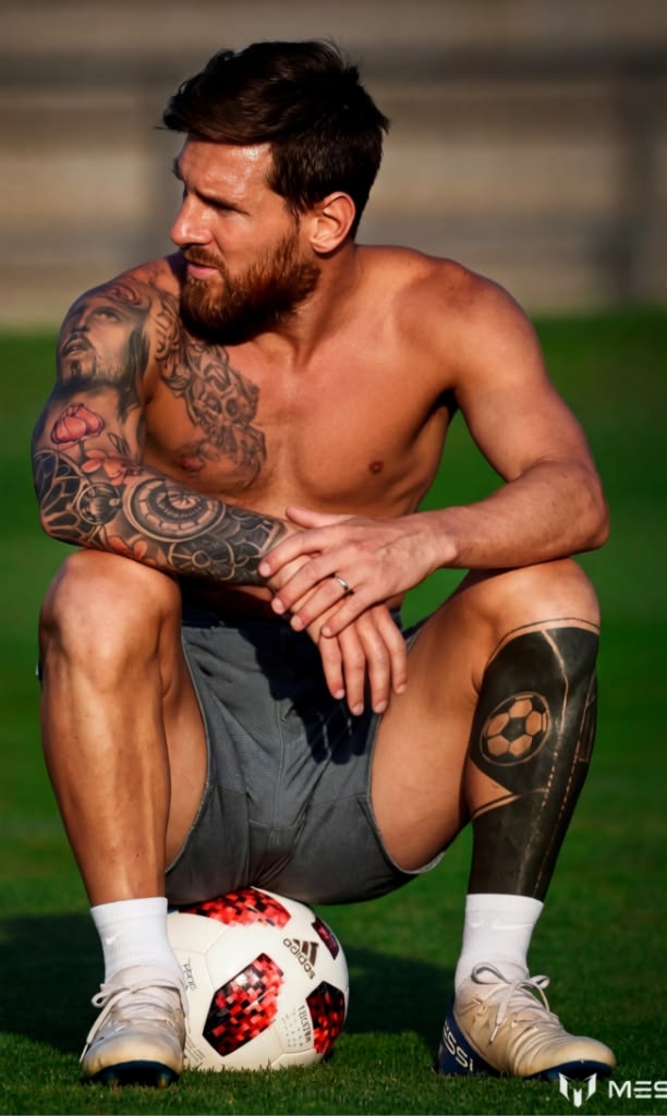 Loạt hình xăm của Messi: Mỗi nét mực mỗi chương cuộc đời, một lá bài may mắn yểm trên ống đồng