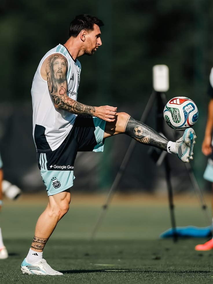 Loạt hình xăm của Messi: Mỗi nét mực mỗi chương cuộc đời, một lá bài may mắn yểm trên ống đồng