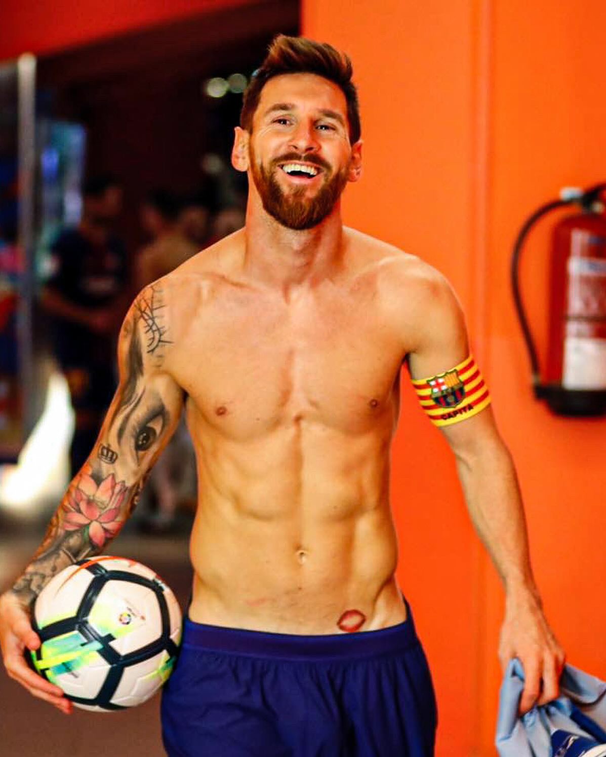 Loạt hình xăm của Messi: Mỗi nét mực mỗi chương cuộc đời, một lá bài may mắn yểm trên ống đồng
