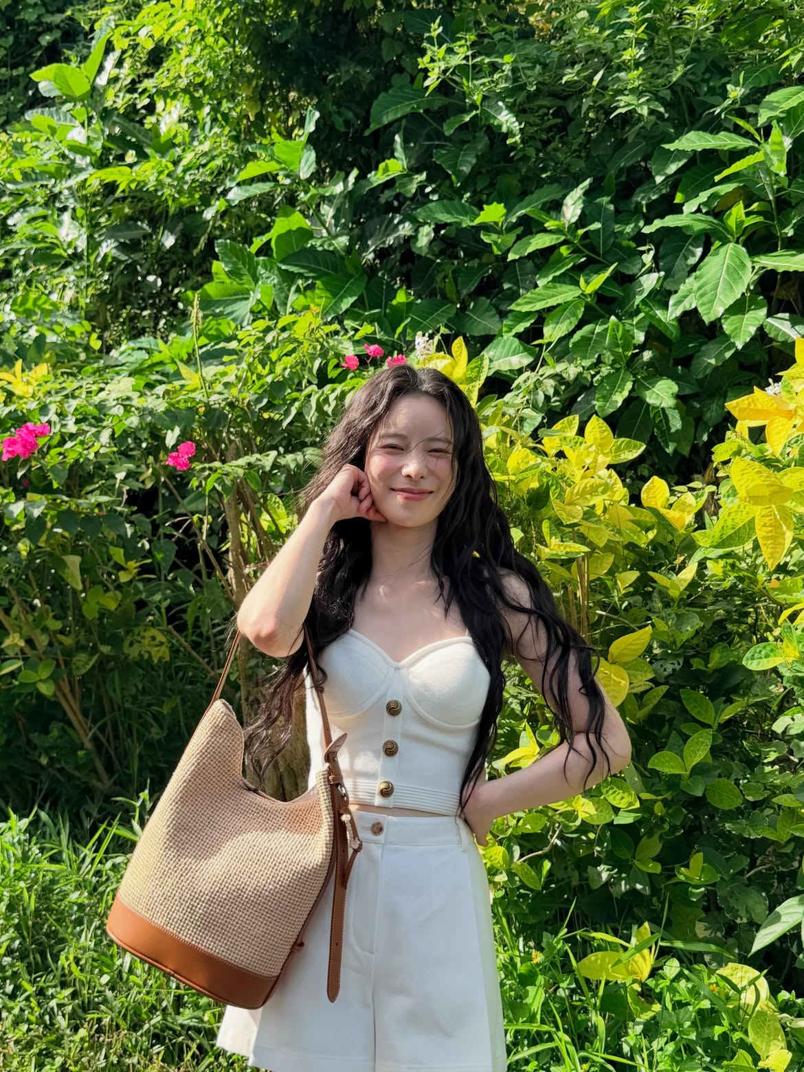 Mỹ nhân showbiz 36 tuổi mà visual tươi rói tựa nắng hè, nhìn style còn tưởng cô là gái đôi mươi