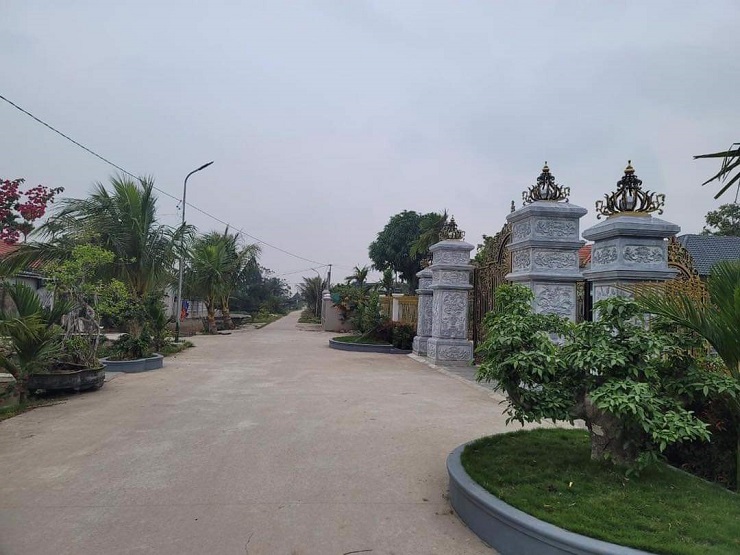 Cổng vào căn biệt thự.