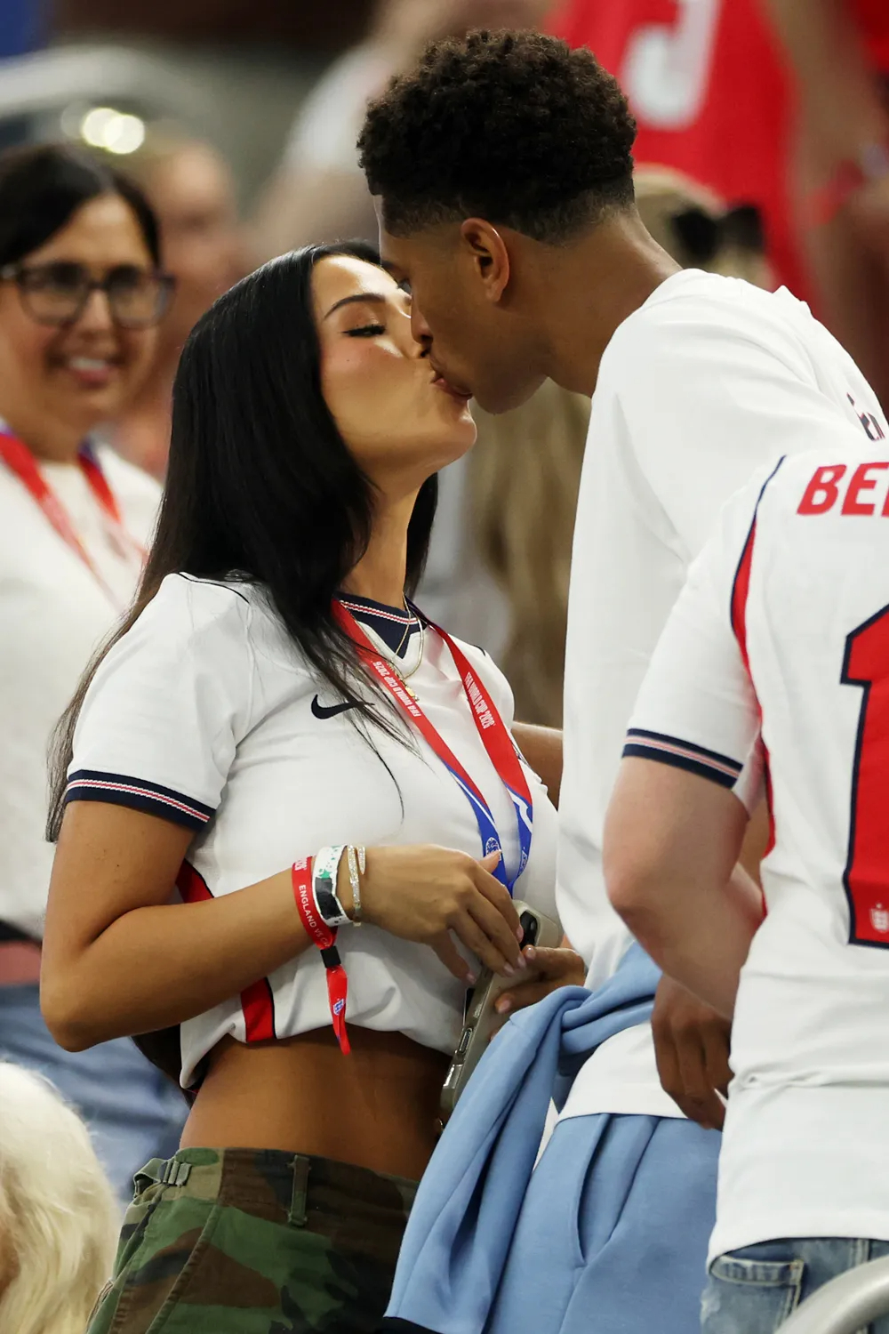Jude Bellingham dành nụ hôn ngọt ngào cho Ashlyn Castro (Ảnh: Getty Images)
