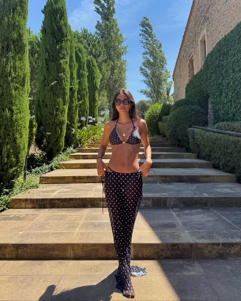 Ines Garcia mang đến gợi ý outfit đi biển ngọt ngào với set chấm bi đầy nữ tính. Cô lựa chọn bikini hai mảnh kết hợp cùng chân váy dài đồng bộ, tạo nên tổng thể vừa quyến rũ vừa duyên dáng.