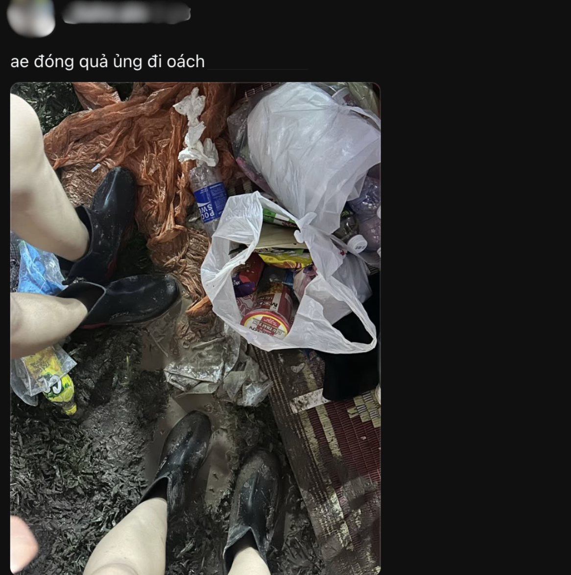 Giữa vũng bùn khổng lồ huỷ diệt giày dép tại show Những Thành Phố Mơ Màng: Không phải áo mưa, biệt đội thắng đời khoe chiến tích vì thủ sẵn 1 món đồ