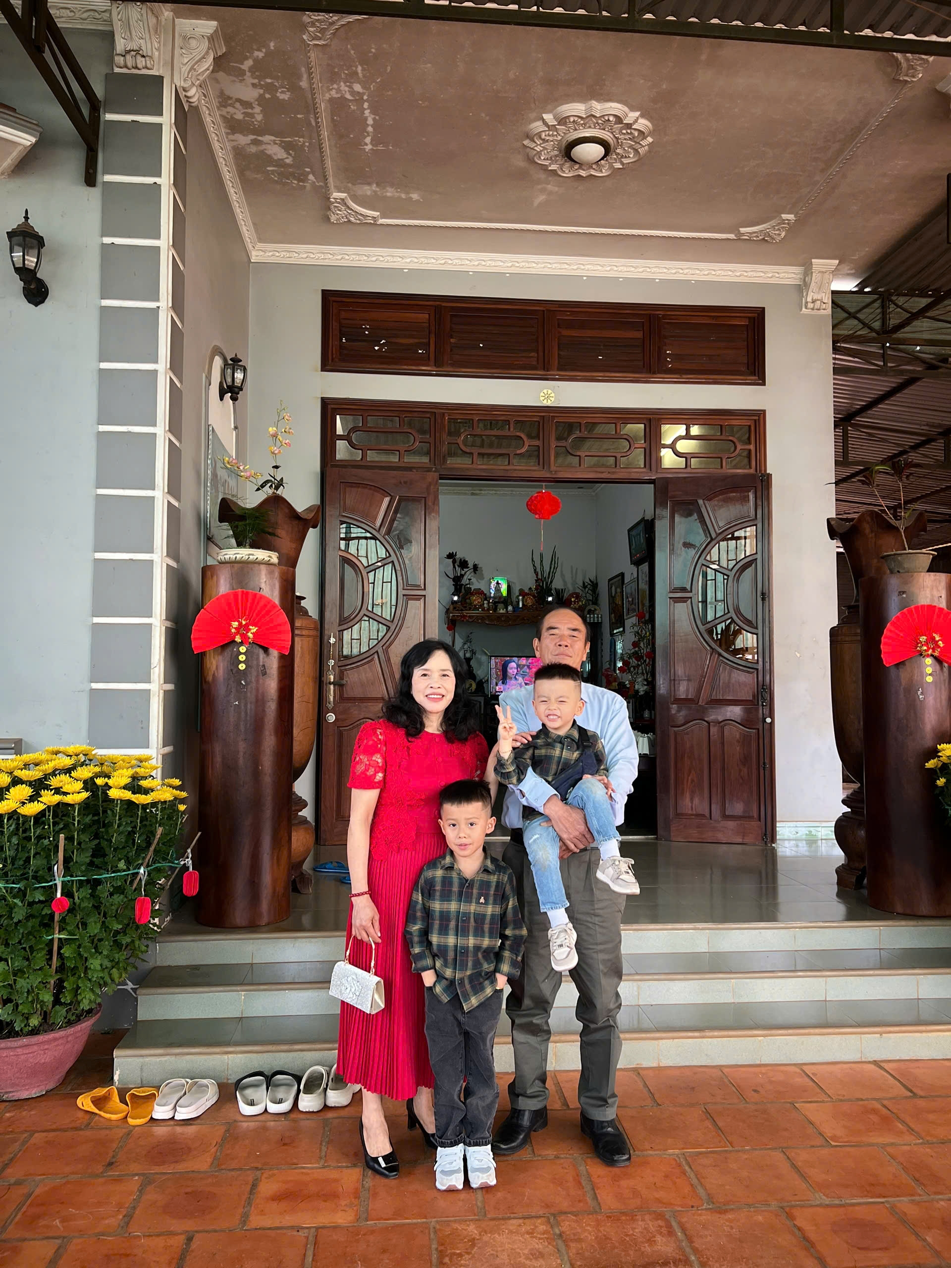 Bố mẹ chồng chị Mỹ Linh cùng 2 con trai của chị (đứa lớn sinh năm 2019, đứa thứ 2 sinh năm 2021).