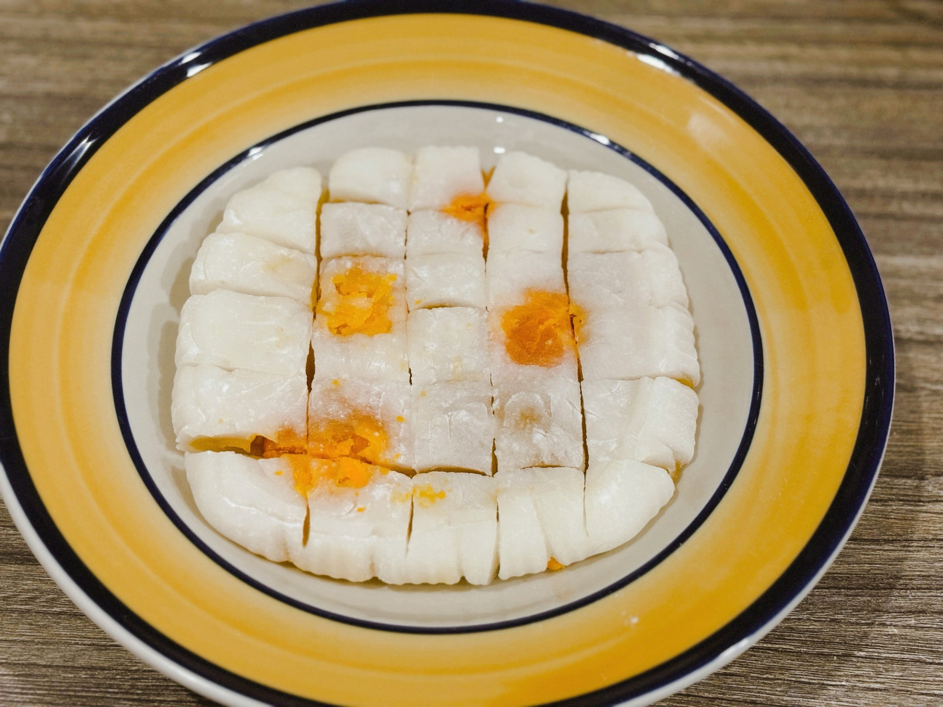 Trong mỗi chiếc bánh thường có khoảng 4 lòng đỏ trứng.