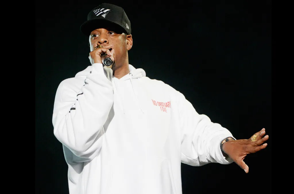 Tối ngày 12/7 theo giờ địa phương, Jay-Z chính thức khép lại chuỗi ba đêm nhạc đặc biệt tại Yankee Stadium, New York bằng concert mang tên Extra Innings.