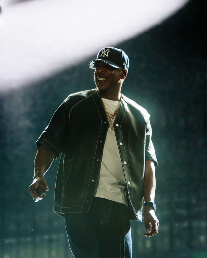 Jay Z là nghệ sĩ nắm giữ 14 album đứng đầu Billboard 200 và sở hữu 25 tượng vàng Grammy danh giá