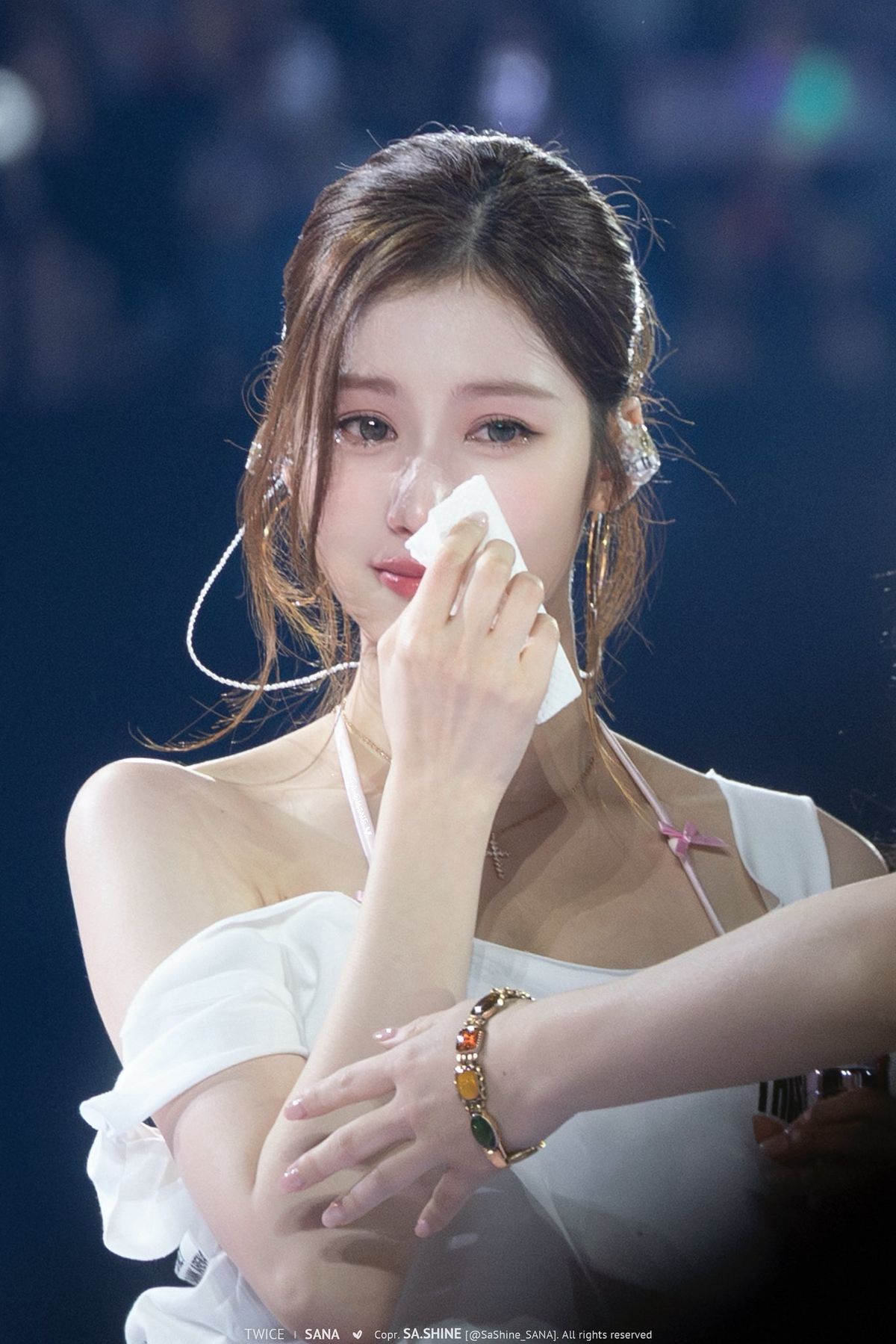 Trái ngược với hình ảnh luôn cười tươi trước ống kính, Sana nổi tiếng là người dễ xúc động