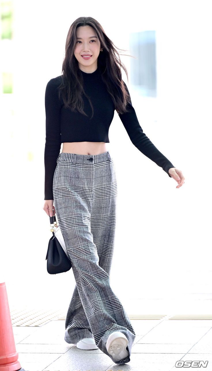Moon Ga Young lăng xê áo thun trơn dài tay croptop màu đen cực đơn giản cùng quần âu kẻ ống rộng làm điểm nhấn.