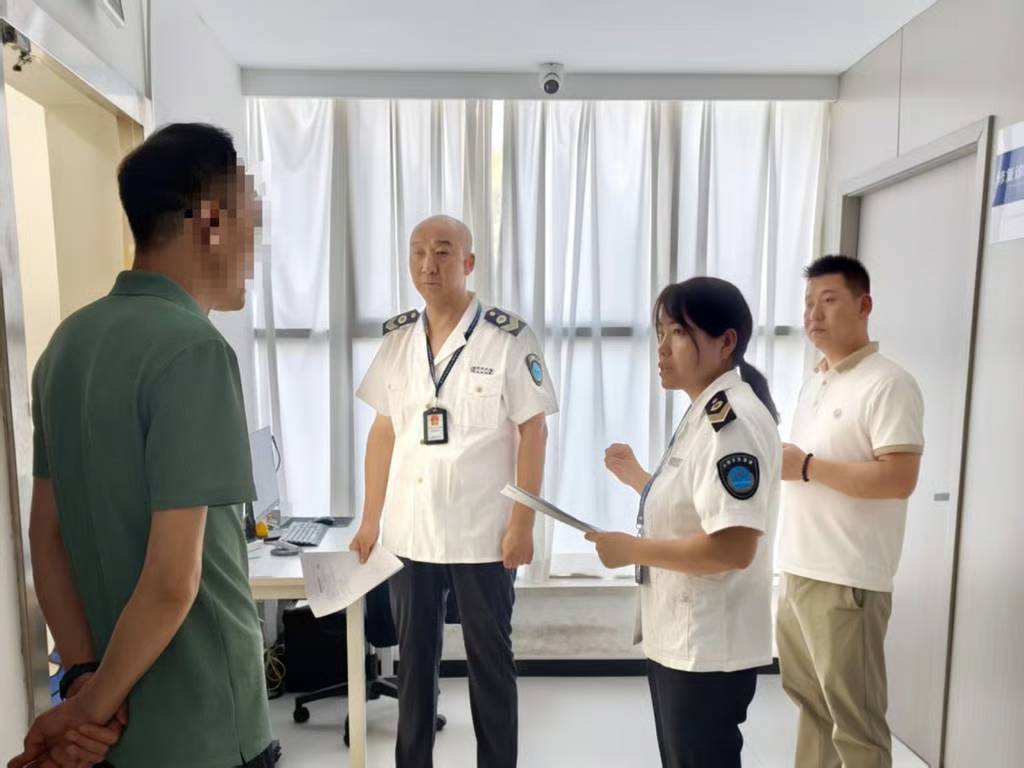 Sau khi nhận được khiếu nại từ gia đình, các cán bộ thuộc Sở Y tế địa phương đã kiểm tra phòng khám và yêu cầu phòng khám hoàn trả toàn bộ phí điều trị (Ảnh: Được cung cấp)