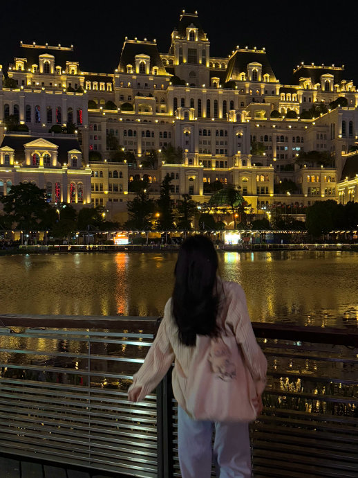 Nhiều du khách ghé chụp hình. 