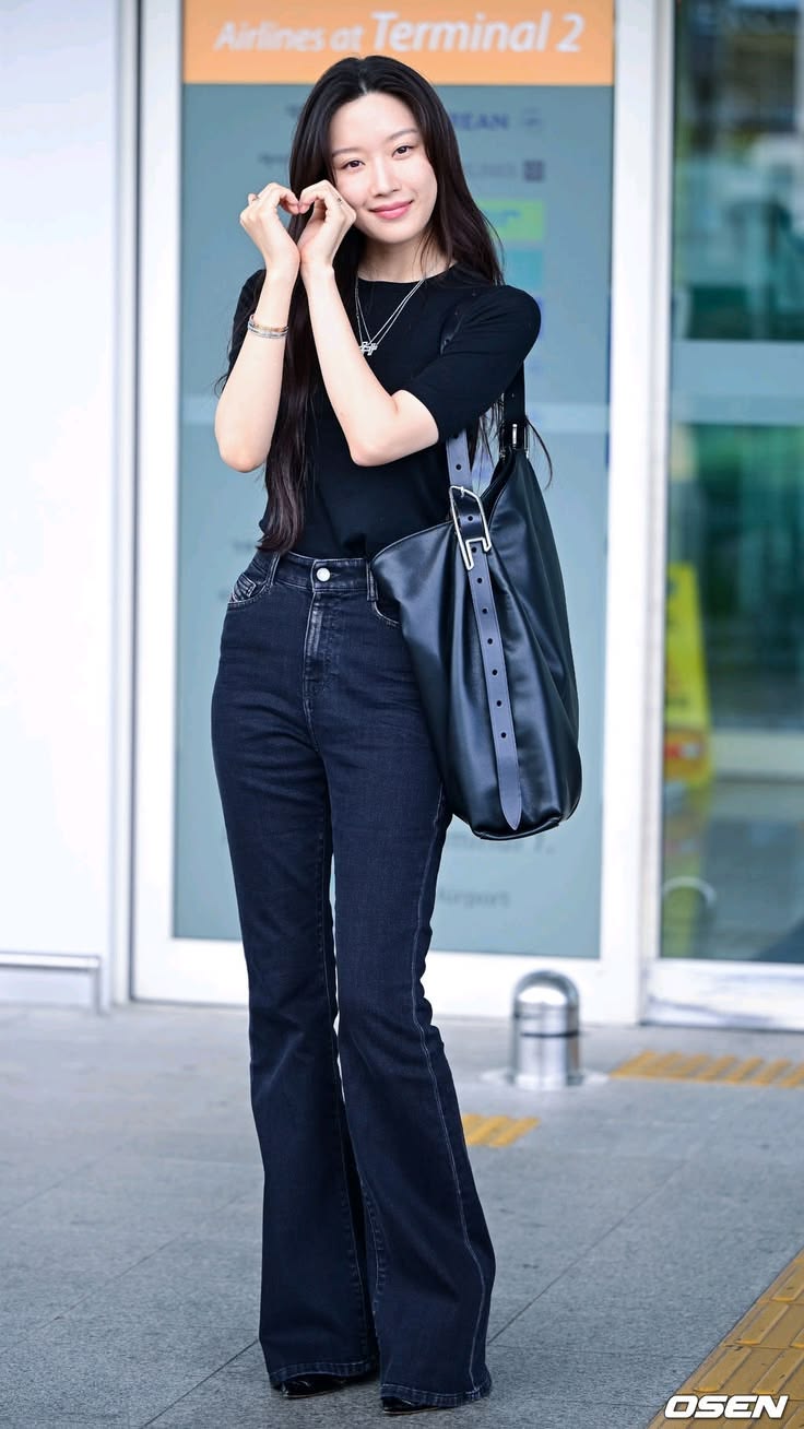 Moon Ga Young diện áo thun tay lỡ đen hottrend kết hợp quần jeans ống loe tôn dáng và túi oversized cá tính.