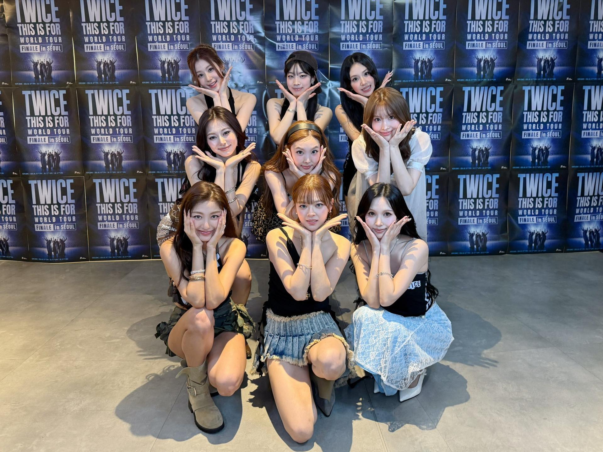 Bên cạnh dư âm cảm xúc từ tour diễn, câu chuyện gia hạn hợp đồng giữa TWICE và JYP Entertainment cũng là tâm điểm thu hút sự chú ý lớn từ công chúng