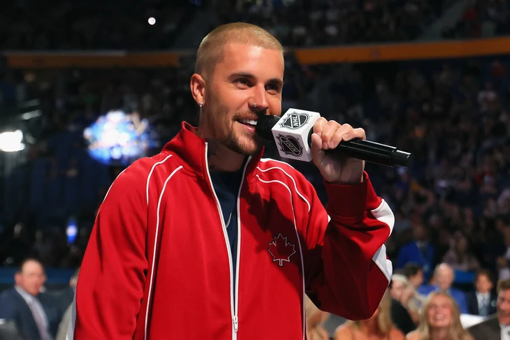 Sau đó Justin Bieber tiếp tục được được xác nhận thêm vào vị trí đồng headliner