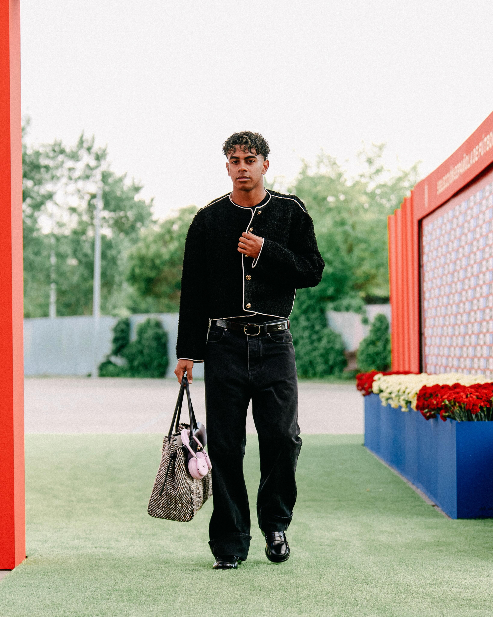 Lamine Yamal: Chanel Boy mang style “cháy phố” ngáng đường đại sứ Dior Mbappe